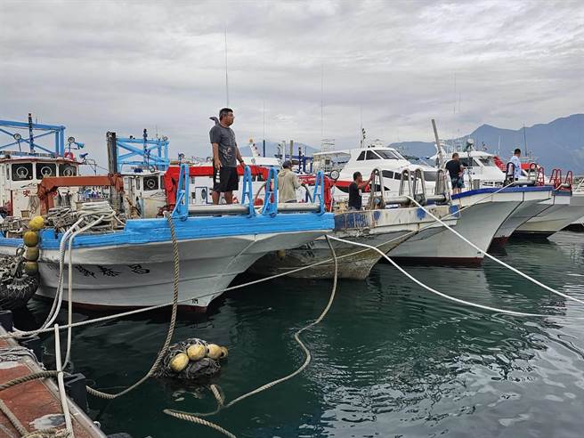 海葵颱风来势汹汹，花莲渔民今天一早赶赴港内固定船只，盼减少损失。（民眾提供／罗亦晽花莲传真）