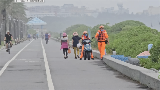 海葵颱风来势汹汹，花莲沿岸陆续掀起大浪，但岸边的自行车道上今早还是有许多运动民眾。（民眾提供／罗亦晽花莲传真）