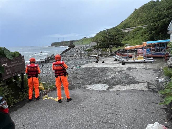 海葵颱风来势汹汹，海巡人员陆续赴花莲县政府公告禁制海域拉设封锁线，劝阻观浪民眾。（第一二岸巡队提供／罗亦晽花莲传真）
