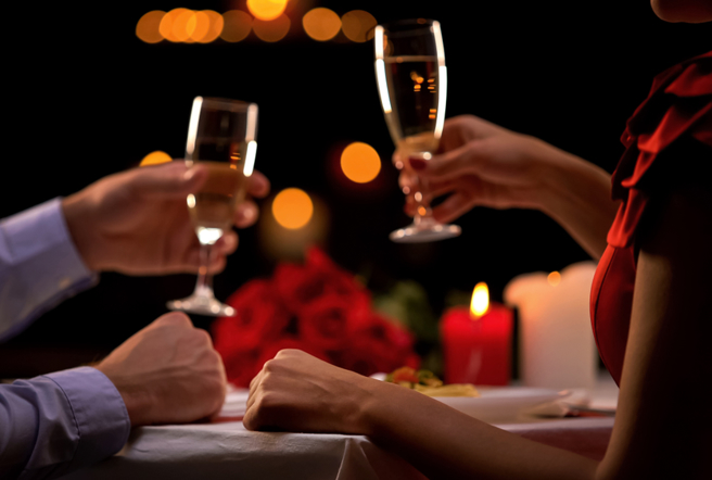 网红表示，自己首次约会就问男方银行有多少钱。（示意图／shutterstock）