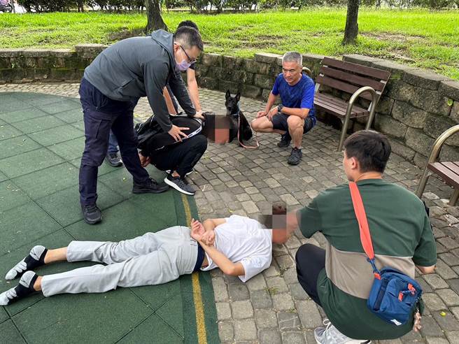 警方逮获诈骗集团2名车手，并出动警犬Lucky吓阻2人逃窜。(民眾提供)