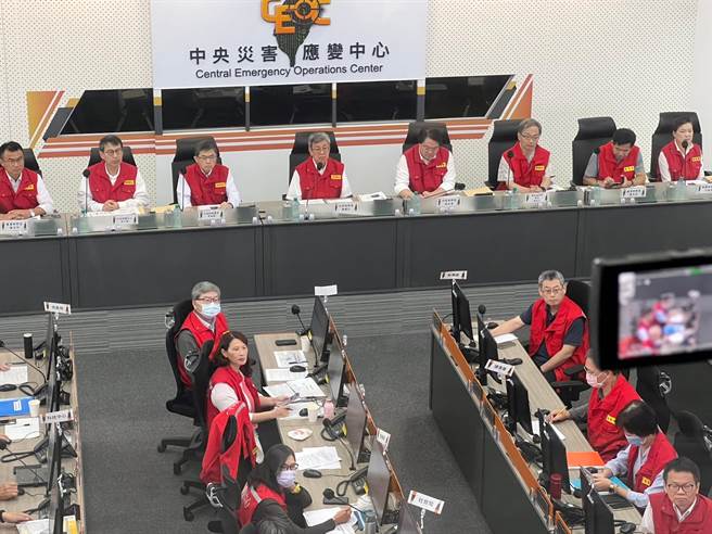 行政院長陳建仁視察中央災害應變中心。（王揚傑攝）