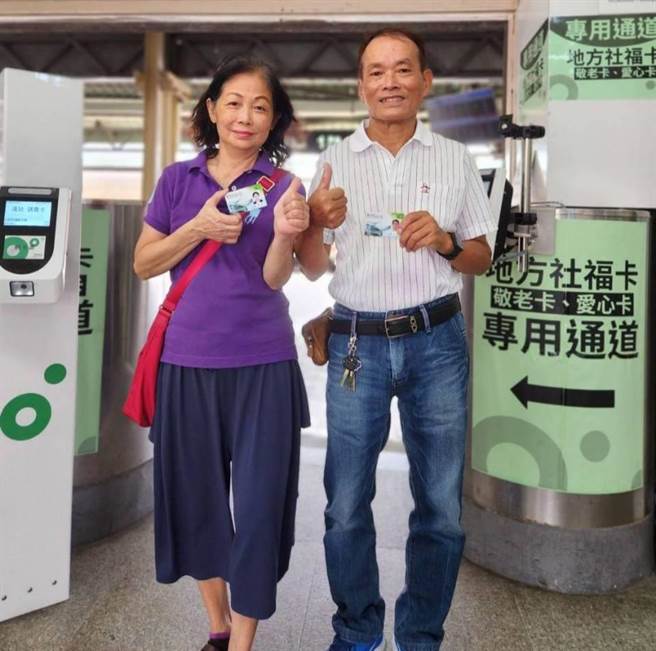 新竹市政府今年扩增敬老卡与身障者的爱心卡（两者简称社福卡）服务范围，今年新增国民运动中心的场地租借服务及搭乘火车有专用通道，长辈搭台铁不再人挤人了。（新竹市政府提供／陈育贤新竹传真）