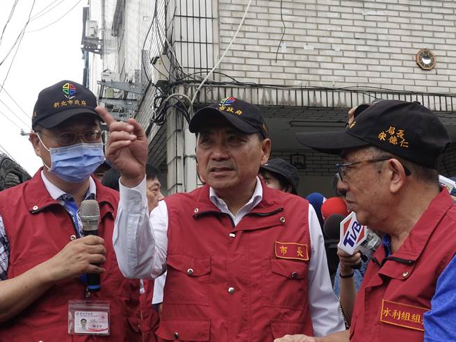 新北市今天上午10時關閉18個水門，市長侯友宜冒雨到場視察。柯毓庭攝