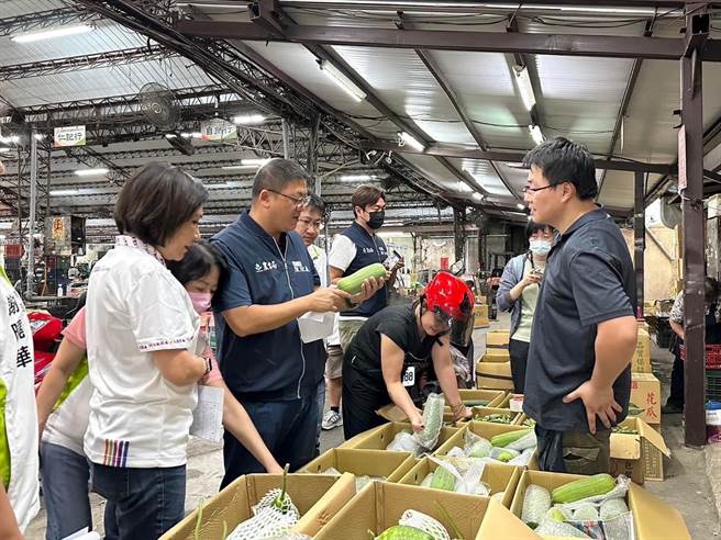 因應海葵颱風來襲，桃園市農業局今早赴市場視察菜價。（桃園市農業局提供／陳夢茹桃園傳真）
