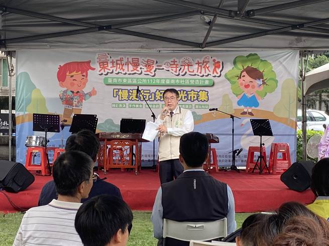 台南市長黃偉哲上午出席東區慢漫行好時光市集活動，提醒民眾加強防颱。（曹婷婷攝）