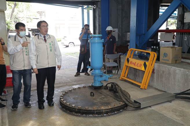 台南市長黃偉哲上午到安平視察抽水站。（台南市政府提供／曹婷婷台南傳真）