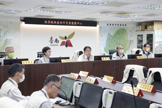 台南市政府上午海葵颱風防颱整備會議，由黃偉哲主持。（台南市政府提供／曹婷婷台南傳真）