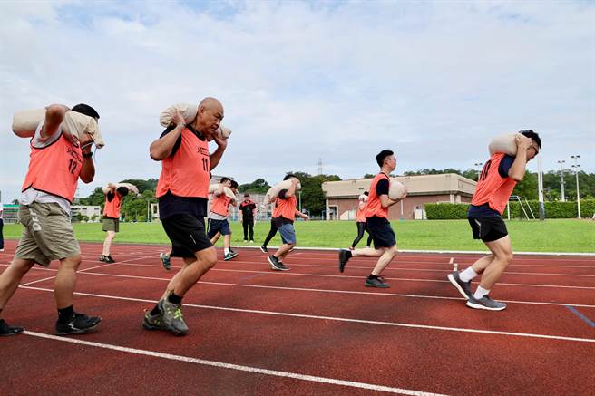 阿里山林业铁路及文化资产管理处招考22名备司机员、列车长，今进行负重体能测验。（林铁及文资处提供∕吕妍庭嘉义传真）