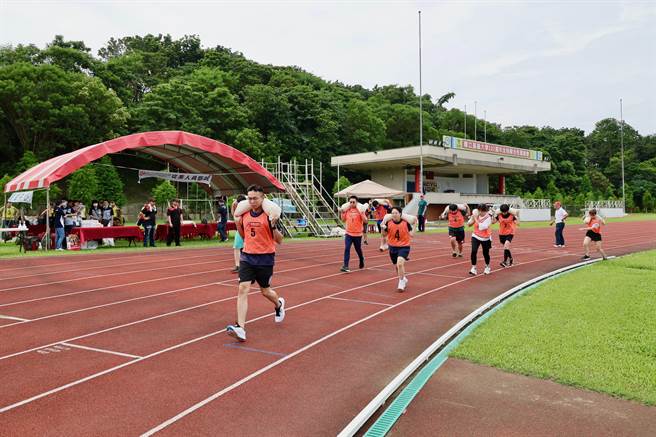 阿里山林业铁路及文化资产管理处招考22名备司机员、列车长，今进行负重体能测验。（林铁及文资处提供∕吕妍庭嘉义传真）