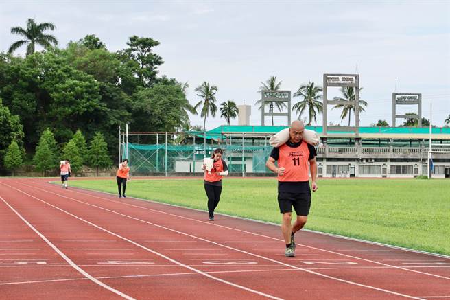 体能测验要求男性负重20公斤，女性负重15公斤跑走1200公尺，11分钟内完成即及格。（林铁及文资处提供∕吕妍庭嘉义传真）