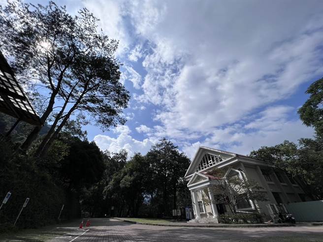 「海葵颱風」逼近，林業保育署台中分署考量旅客安全，轄區轄大雪山、八仙山及武陵國家森林遊樂區自2日中午12時起至4日預警性休園；另有13條自然步道2日8時起封閉。（林業保育署提供／潘虹恩台中傳真）