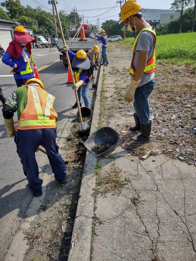环保局持续加强道路侧沟、下水道箱涵及区域排水道等疏浚。（嘉义市政府提供∕吕妍庭嘉义传真）