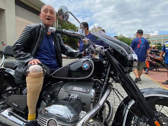 杨建志年轻时右腿虽受伤装上义肢，但仍不改对骑乘重机的热爱。（孙英哲摄）