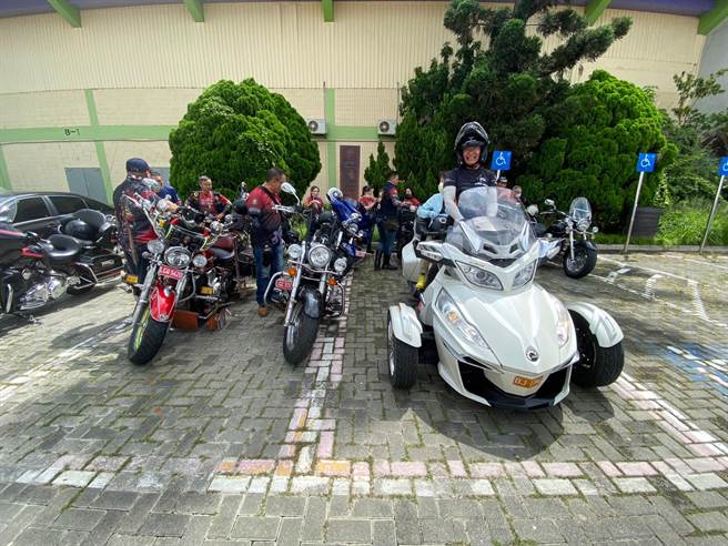 来自高雄的陈姓骑士最爱骑重机载着妻子到处旅游。（孙英哲摄）