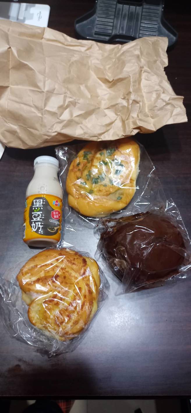 高雄某国小被家长爆料，开学连3天营养午餐都是麵包。（翻摄照片／杨舒婷高雄传真）