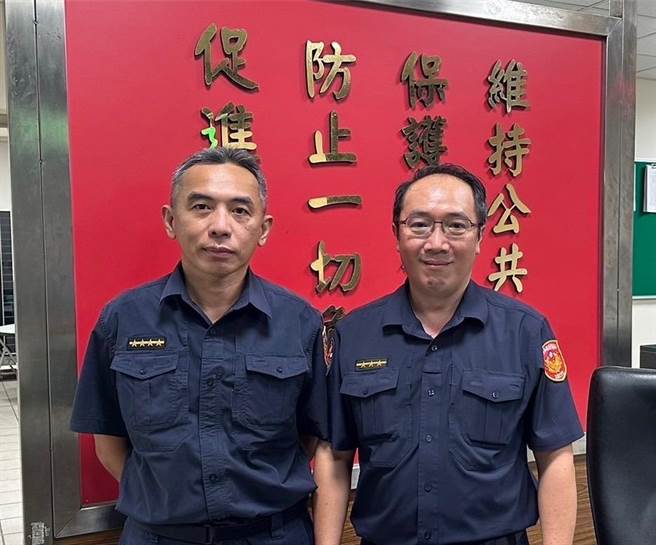 捷警巡佐洪敏耀（左）、警員劉宏益（右）協助民眾找回現金。（警方提供）