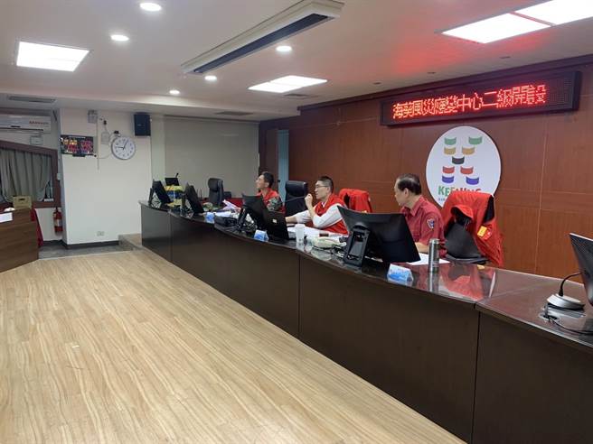 ▲针对海葵颱风来袭，基隆市政府2日开设二级灾防应变中心，并与行政院连线听取报告。基隆市长谢国梁（中）指示各局处做好应变准备。（徐佑升摄）