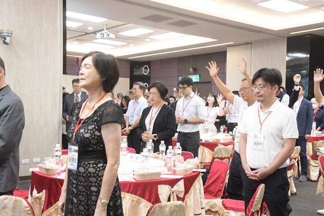首届彰化祈祷早餐会今天登场，彰化县长王惠美、立委谢衣鳯及议长谢典林与在场所有人闭目祈祷。（民眾提供／孙英哲彰化报导）