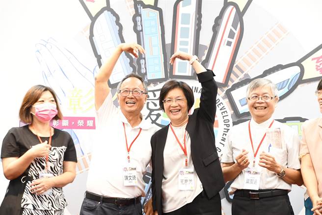 彰化县长王惠美（右二）祈求让所有人都能在主耶稣的看顾下喜乐满满。（民眾提供／孙英哲彰化报导）