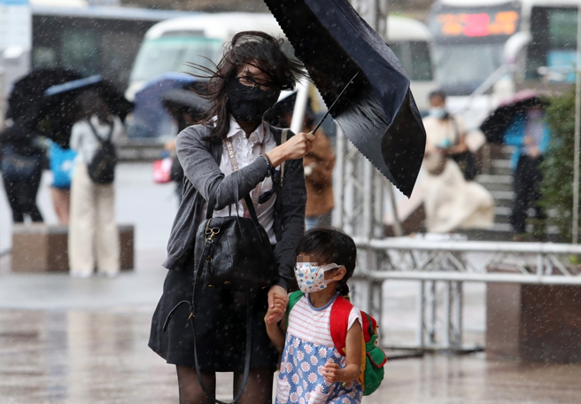 海葵颱风逼近，气象局发布大雨特报。（刘宗龙摄）