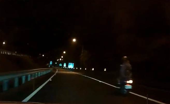 1名英国籍男子计画骑乘机车从宜兰前往基隆，却疑将手机的卫星导航，设定为汽车模式，因而误闯国道5号。（翻摄照片／李忠一宜兰传真）