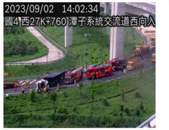 国道4号西向28k处2日下午1点多传出大货车翻车事故，1人无生命迹象送往慈济医院，另有1人受困中，警消前往抢救并排除事故，详细肇事原因尚待进一步调查厘清。（图撷自网站「高速公路1968」）