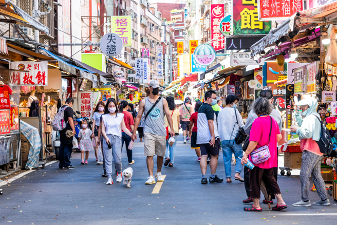 有网友认为台湾旅游景点都大同小异，夜市、老街卖的东西也都差不多。（示意图／Shutterstock）
