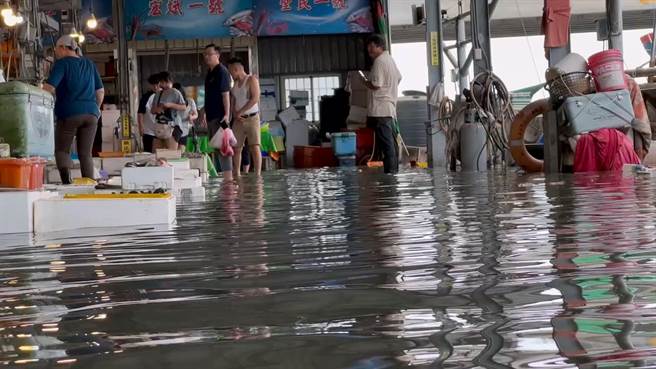 彰化县线西乡塭仔渔港因大潮海水倒灌，渔港的鱼市场出现积水状况。（民眾提供／孙英哲彰化传真）