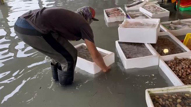 彰化县线西乡塭仔渔港因大潮海水倒灌，渔港的鱼市场出现积水状况。（民眾提供／孙英哲彰化传真）