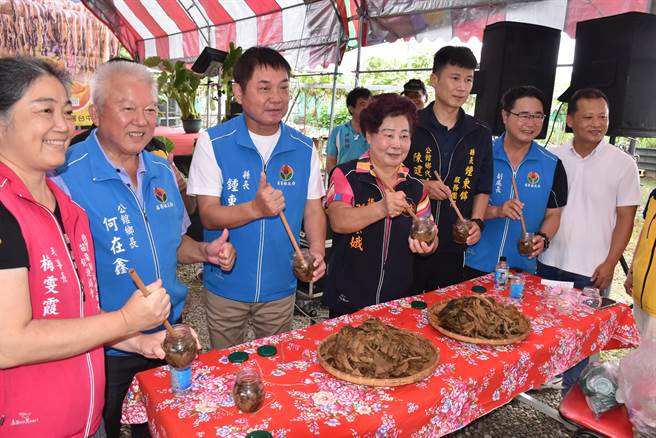 苗栗县长锺东锦回味传统挤福菜的乐趣。（谢明俊摄）