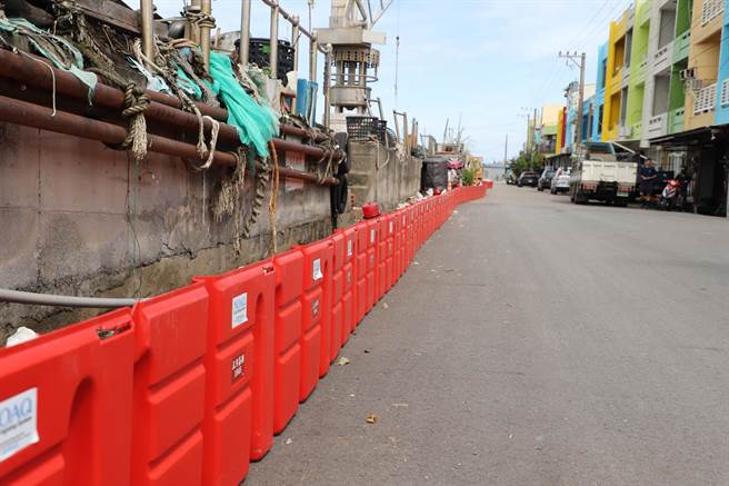 嘉义县水利处在东石、布袋镇布设1550片高50公分的水檔板，换算总长度可遶200公尺操场跑道8圈。（吕妍庭摄）