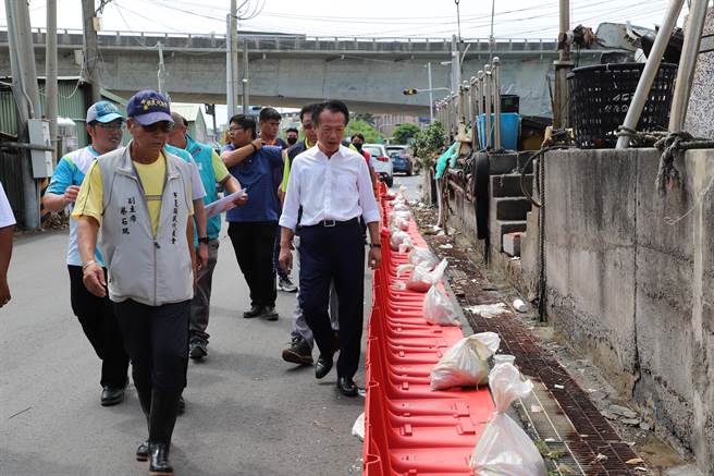 嘉义县长翁章梁等人今到布袋镇等沿海乡镇，了解防颱整备状况。（吕妍庭摄）