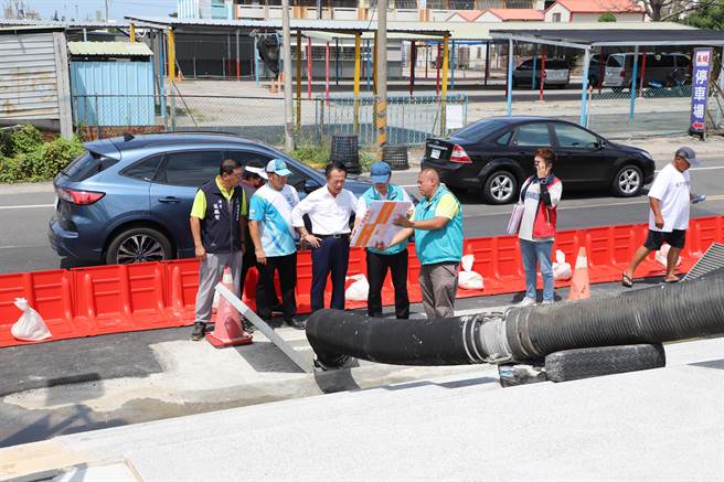 嘉义县长翁章梁等人今到布袋镇等沿海乡镇，了解防颱整备状况。（吕妍庭摄）