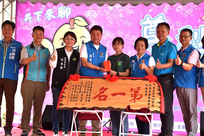 苗栗县长锺东锦2日颁奖表扬获得大湖尊梨梨王评鑑第1名的青农胡馨。（谢明俊摄）