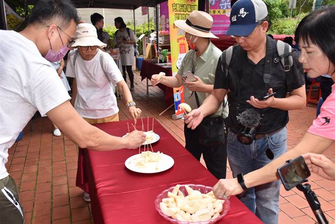 大湖乡农会2日举办大湖尊梨梨王评鑑颁奖，现场免费提供好吃的大湖尊梨给民眾品尝。（谢明俊摄）