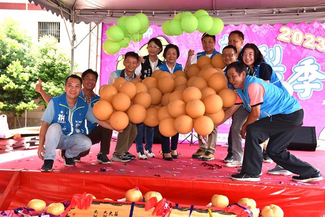 苗栗县长锺东锦2日颁奖表扬大湖尊梨梨王评鑑优良梨农，并表示将安排在下周4、5两天到台北市办特卖会推销大湖好梨。（谢明俊摄）