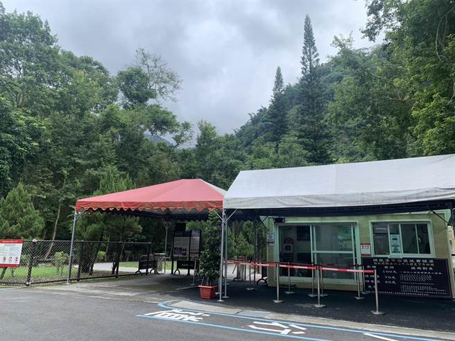 南投县竹山镇知名景点瑞龙瀑布园区惊传蜂群螫人意外，县府紧急关闭园区清除蜂窝并要求休园1周全园安检。曾雪蒨摄