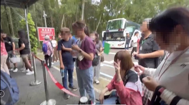 150名旅行团到竹山瑞龙瀑布旅游发生蜂螫意外，受伤团员慌张等待就医。民眾提供