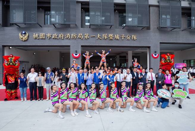 交通安全月结合阻诈，桃园警分局结合警消防联手宣导。（警方提供）