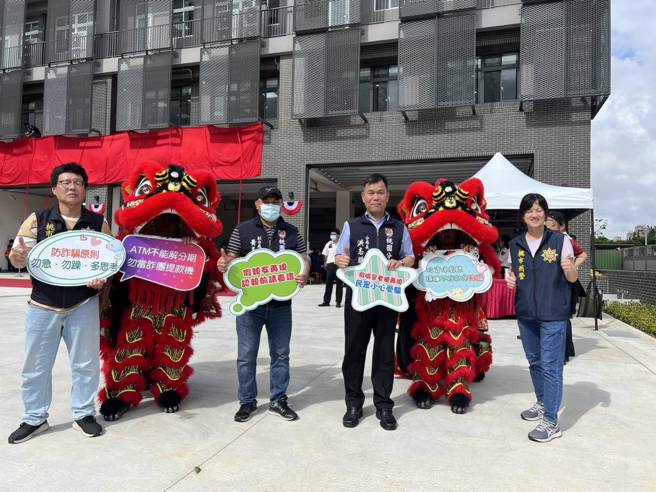 桃园分局警方结合消防，宣导交通安全与阻诈。（警方提供）