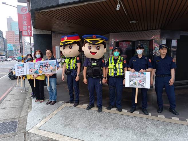 桃园警分局宣导交通安全月。（警方提供）