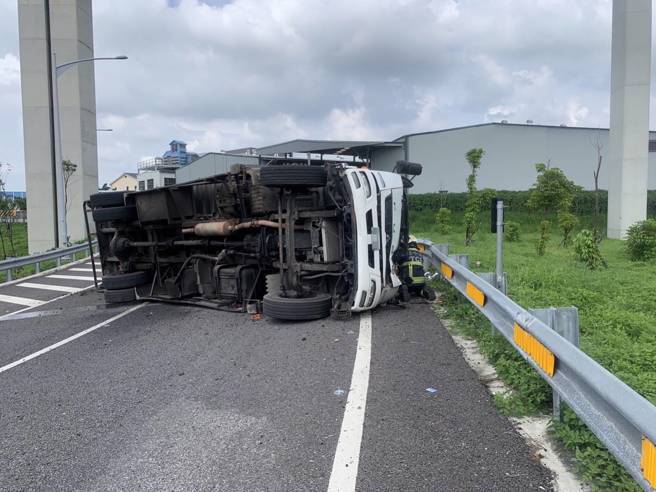 台中市潭子区国道4号南下匝道口2日下午1点多传出大货车翻车事故，驾驶和乘客分别送往中国附医和慈济医院救治。（台中市消防局提供／潘虹恩台中传真