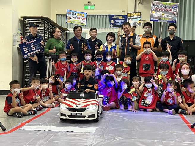 桃园警方宣导交通安全月，透过活动游戏的方式，让「人本交通 停让文化」 从小扎跟。（警方提供）