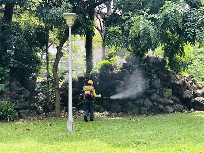 北市新增1例登革热本土病例，为居住于北投区的60多岁男性，目前同住及非同住家人共6名皆无症状，台北市北投区级应变工作小组，也发动社区清洁日清除孳生源及环境喷消。（北市卫生局提供）