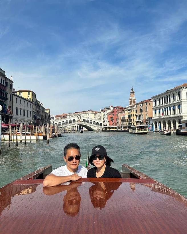 梁朝伟（左）与爱妻刘嘉玲今日晒照，在威尼斯看起来心情颇好。（取自刘嘉玲社群媒体）
