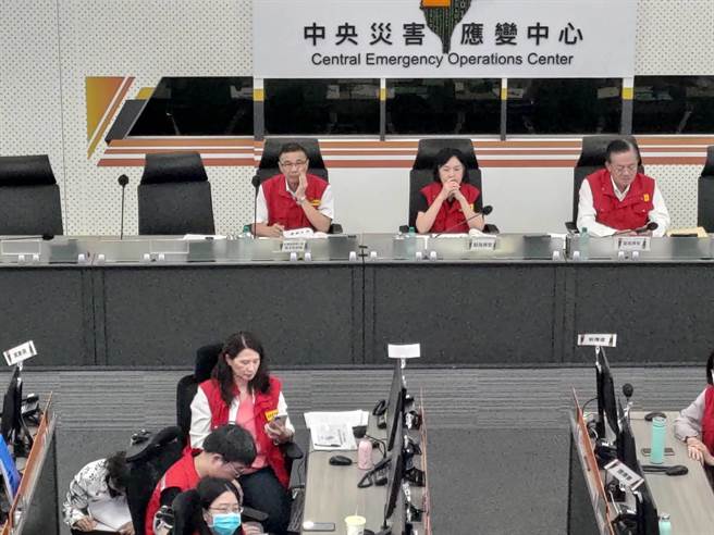 中央灾害应变中心下午召开海葵颱风第3次工作会报。（消防署提供）