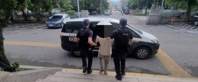 警方调阅监视器掌握嫌犯行踪，顺地逮捕并移送法办。（警方提供）