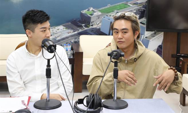 ▲八尺门部落的青年会会长田宇轩（右）分享族服以及相关文化，并表示如何继续传承当地的文化，是原民青年最大的考验。（基隆市政府提供／徐佑升基隆传真）