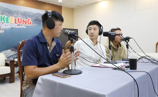 ▲林金贤（左）表示，八尺门部落的居民主要以渔业为主，在政府的协助下兴建了海滨国宅，成为台湾少数以原住民为主的国宅，虽然有些在地青年开始从事木工或是观光业，但仍有许多人继续从事渔业工作。（基隆市政府提供／徐佑升基隆传真）